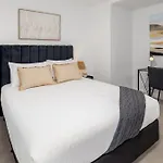 Chic 3-Bed In Central With Pool, Sauna And Gym
