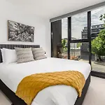 Chic 3-Bed In Central With Pool, Sauna And Gym