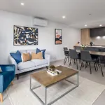 Chic 3-Bed In Central With Pool, Sauna And Gym