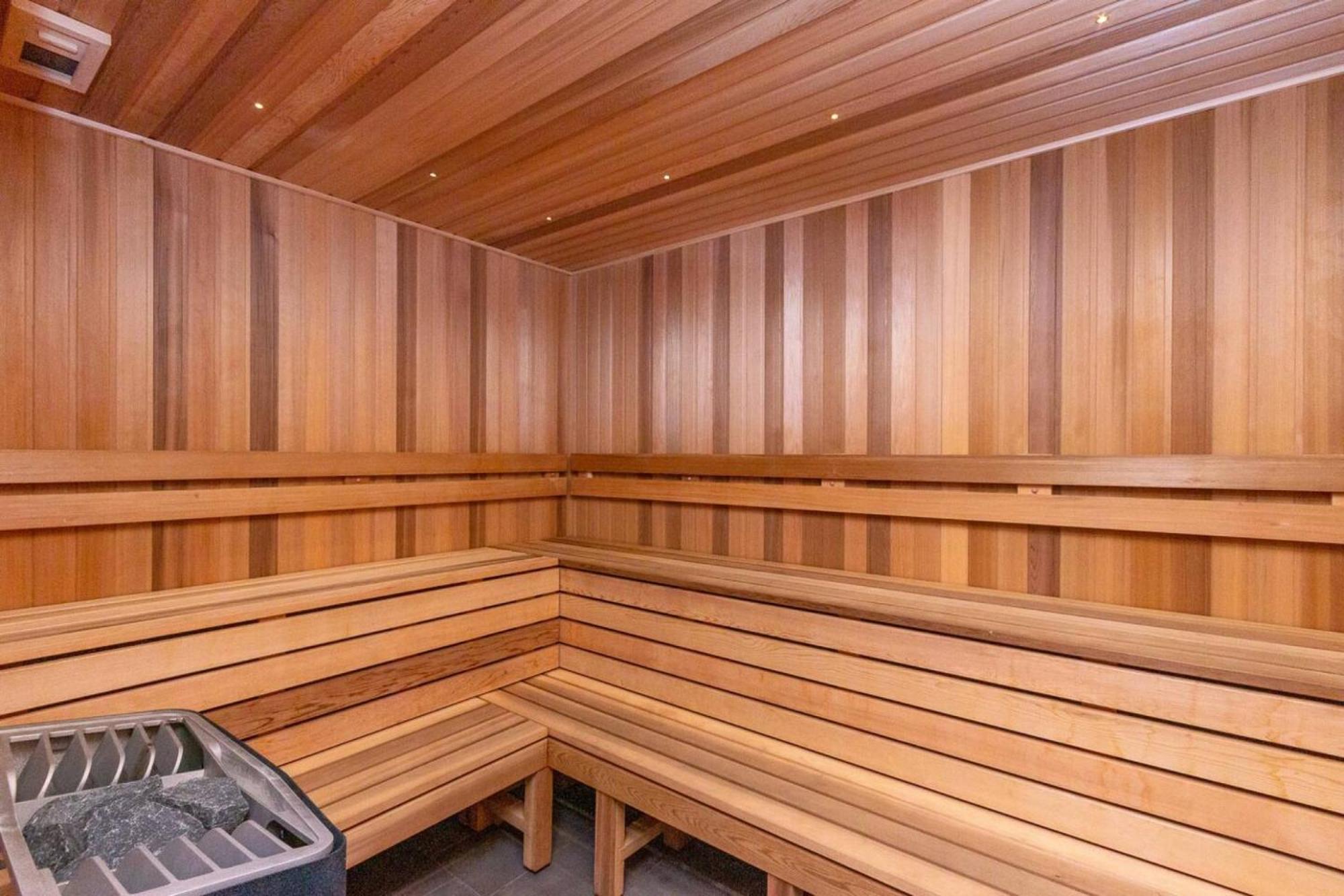 Chic 3-bed In With Pool, Sauna And Gym Apartment